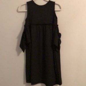 super cute black cold shoulder dress!!’